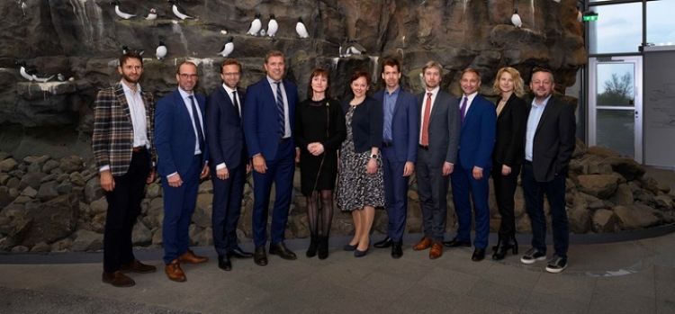 Digiteemadega tegelevad Põhja- ja Baltimaade ministrid on äärmiselt ambitsioonikad, andes endast kõik piirkonna rahva ja avaliku sektori asutuste ühiste digitaalsete lahenduste väljatöötamiseks. Riiklike e-ID-de vastastikune tunnustamine on võti avamaks piiriüleste avalike teenuste uksed kõigile piirkonna inimestele. Vasakult: asevälisminister Elijus Čivilis (Leedu), haridusminister Tony Asumaa (Ahvenamaa), digitaliseerimisminister Nikolai Astrup (Norra), rahandusminister Bjarni Benediktsson (Island), rahandusminister Kristina Háfoss (Fääri saared), peasekretär Paula Lehtomäki ( Põhjamaade Ministrite Nõukogu), osakonnajuhataja Jens Krieger Røyen (Taani), peasekretär Ando Leppiman (Eesti), asekantsler Edmund Belskis (Läti), osakonnajuhataja Malin Bohlin (Rootsi), osakonnajuhataja Tom Andersen (Gröönimaa).