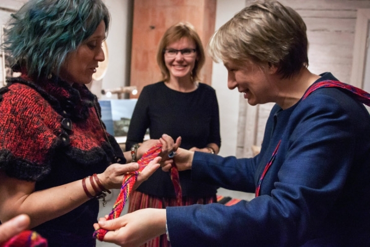 Rakel Helmsdal receiving a piece of authentic Kihnu handicraft as a gift.